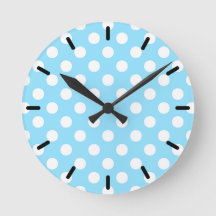 White polka dots på blek blue
