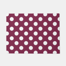 White polka dots på burgundy