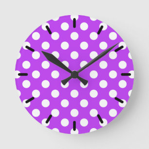White polka dots på lila rund klocka