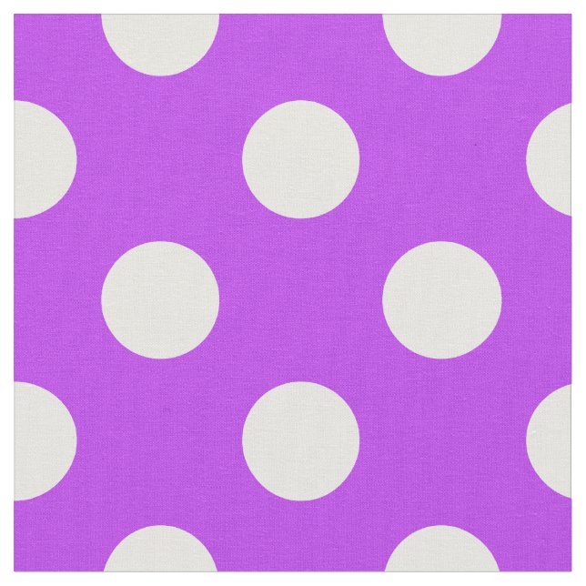 White polka dots på lila tyg (Närbild)