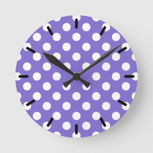 White polka dots på periwinkle rund klocka