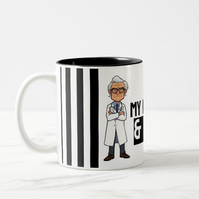 White Prison Stripe cartoon grumpy senior doctor Två-Tonad Mugg (Vänster)
