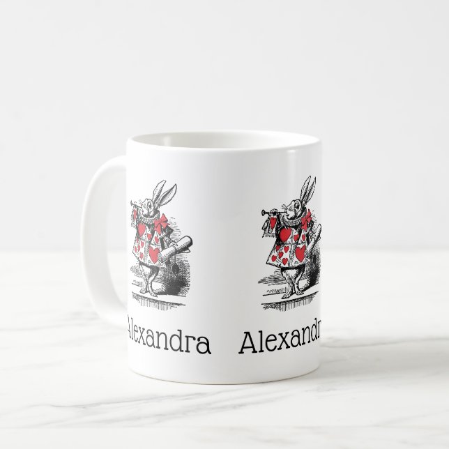 White Rabbit Court Trumpeter Alice i Wonderland Kaffemugg (Framsida vänster)