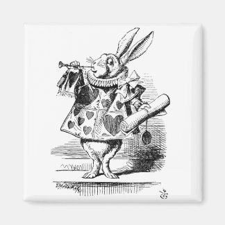 White Rabbit klädd som Herald Magnet