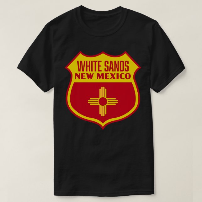 White Sands New mexico Retro Flagga Shield Gult T Shirt (Design framsida)