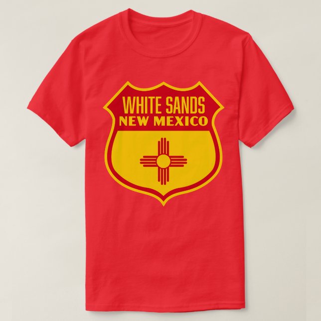 White Sands New mexico Retro Flagga Shield Red T Shirt (Design framsida)