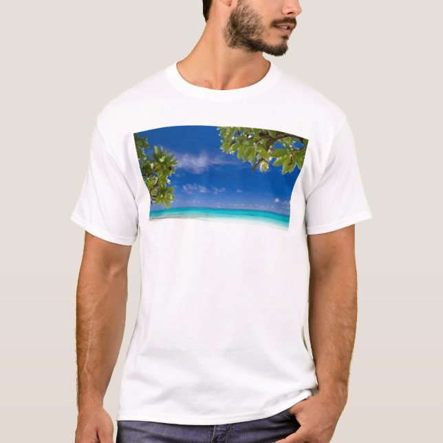 White sandy beach, Okinawa Tee Shirt (Framsida)
