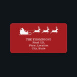 White Santa Sleigh och God jul Text på Red Adressetikett<br><div class="desc">Desteis festliga vita silhuette-design av en Jultomten i ett lår med renar som drar honom framåt på en röd bakgrund färg. Det finns också ett anpassningsbara textområde.</div>
