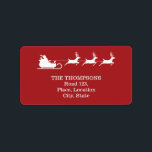 White Santa Sleigh och God jul Text på Red Adressetikett<br><div class="desc">Desteis festliga vita silhuette-design av en Jultomten i ett lår med renar som drar honom framåt på en röd bakgrund färg. Det finns också ett anpassningsbara textområde.</div>