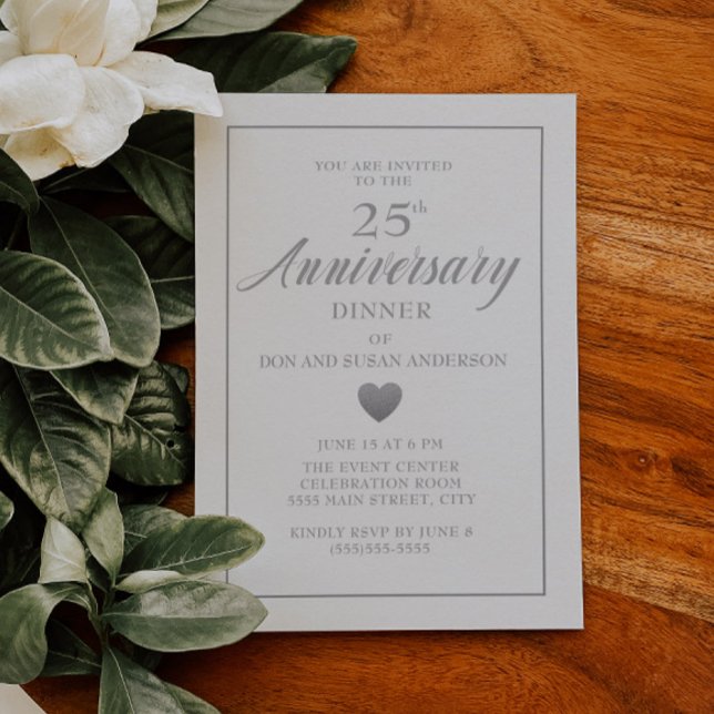 White Silver Heart 25-års bröllopsjubileum Inbjudningar (Elegant white 25th wedding anniversary dinner invitation with a silver heart)