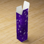 White Snöflingor Blue-Lila Backgrd Presentask för  Presentask För Vinflaska<br><div class="desc">God jul firande med denna punkt. Den här designen ser bra ut på alla produkter. ⭐ PERSONALISERA den här mallen med teckningen. ⭐ REDIGERA det ytterligare om du vill göra fler ändringar. ⭐ Överför den här designen till valfri produkt. Besök alla mina butiker på bit.ly/SandyspiderStores (klipp ut och klistra in)....</div>