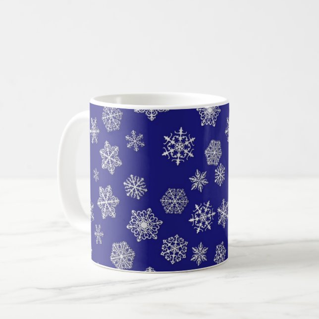 White snöflingor mot deep cobalt blue kaffemugg (Framsida vänster)
