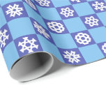 White Snöflingor på Blue Grid Presentpapper<br><div class="desc">Pappra snöflinginspirerade mörk blått fyrkanter i snöflingor,  alternerar med tomma ljusblå fyrkanter på den här vindesignen.</div>