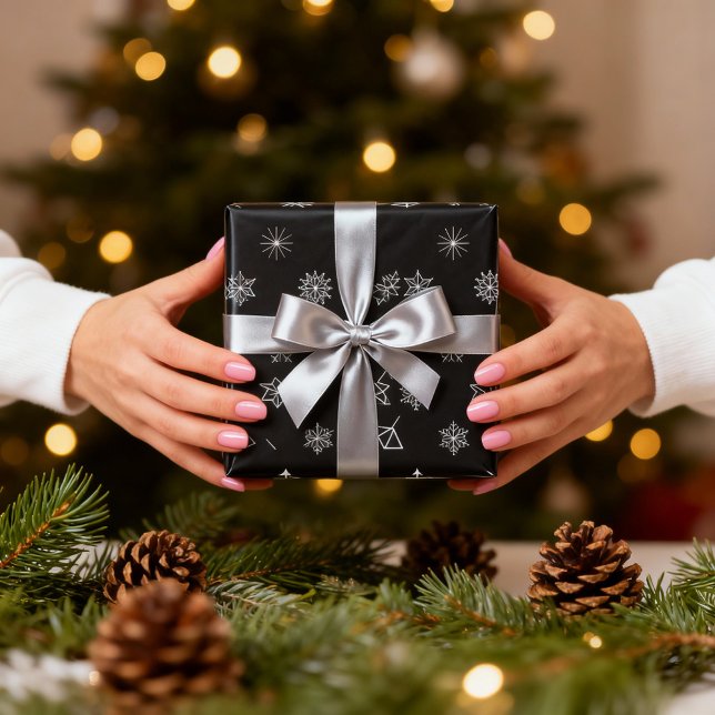 White Snowflakes On Black Background Christmas Presentpapper (Skapare uppladdad)