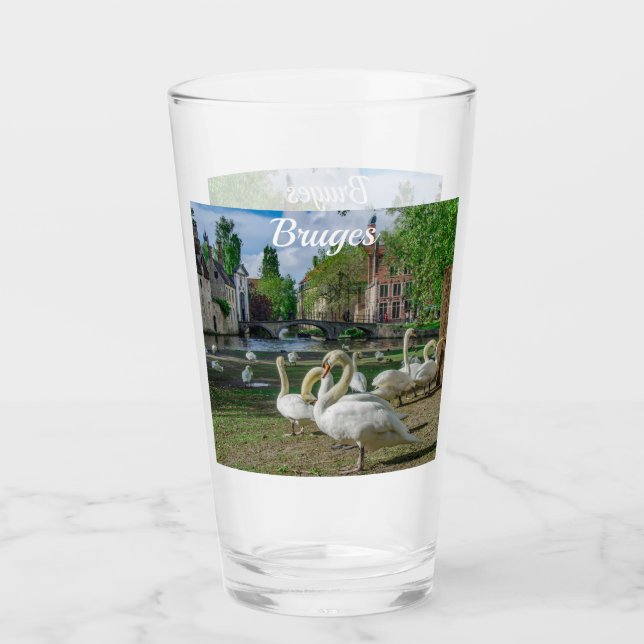 White svanar i Brygge i centrala staden Glaskopp (Framsida)