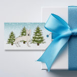 White Swiss Shepherd White GSD Hund Winter Forest Presentetikett<br><div class="desc">Desteis ursprungliga tecknad illustration av en söt vit schweizisk shepherd/vit färg German Shepherd rased hund. Hund placeras på en vinterscen med tre gröntar nära träd och fallande snö. Bakgrunden är en blå till vit övertoning som ge kallets vintag. Det finns också ett textområde på andra sidan som nu lyder: "God...</div>