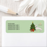 White Swiss Shepherd White GSD Julgran Returadress Etikett<br><div class="desc">Desteis ursprungliga tecknad illustration av en söt vit schweizisk shepherd/vit färg German Shepherd rased hund. Hund står vid ett festligt Julgran med röda prydnadsföremål och gult, en vit pärlträdgård och en gult stjärna på träd. Det finns också två inslagna presenter vid träd och bakom hund finns det en bruna hyllor...</div>