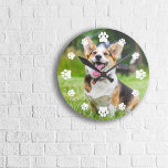 White Tass avtryck Add Your Pet Photo Rund Klocka<br><div class="desc">Du kan anpassa dig med ett foto av ditt husdjur. I stället för siffror markeras timmarna med vit tass avtryck.</div>