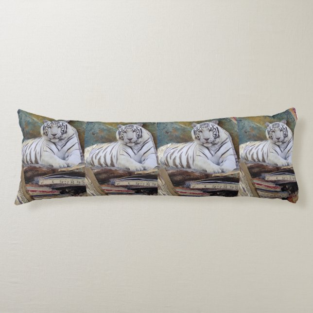 White Tiger Mixed-Media Collage – Elegant Art Pill Kroppskudde (Framsidan)