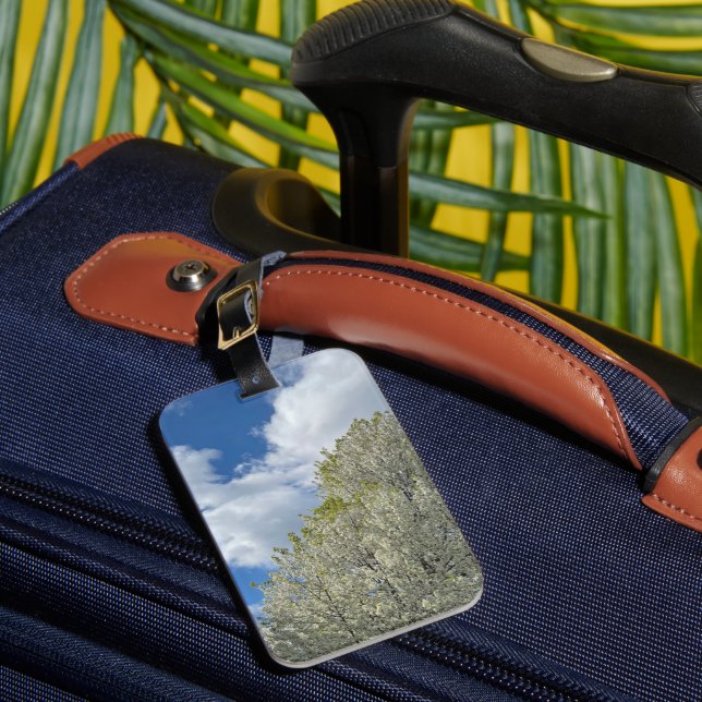 White Tree Blue Sky Clouds Photo Bagagebricka (Framsida Insitu 1)