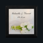 White Tulip Bouquet Vår bröllop Smyckeskrin<br><div class="desc">Anpassa eleganten White Tulip Bouquet Vår bröllop Gift Box med bridens och brudgummens namn och ceremonin i mars, april eller maj måndag i giftermål. Denna botaniska nukleära trinkorg i anpassningsbar har ett foto av en blommigt av en bukett av vita blommar från tulpanblommor, vita halsband och möhippa med vit satin....</div>