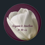 White Tulip Flower Personlig Bröllop Magnet<br><div class="desc">Fintvätt blomsterfotografi av vita tulpaner av Susan bröllopsmagnet. Fyll i informationen i mallen. Gör fler ändringar i teckensnittet storlekt, stil och färg genom att klicka på Anpassa. Den här designen finns på många produkter på mitt galleri. Besök Smilins Ögon Treasures för att se fler inbjudningar till möhippa och bröllop, kort,...</div>