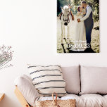 White Twig Mr & Mrs Bröllop Date Photo Canvastryck<br><div class="desc">Bröllop-fotot sträckte kanvastrycket med ditt bröllop-datum i stora elegant brev, herr & fru Last Name i ett modernt skript, och en vit grönsakssprit. Det här vackra kanvastrycket har ditt bröllop-foto och namn, tillsammans med ditt bröllop-årsdatum. Det är det perfekt sättet att lägga till en liten bit romantik till din hemdekanal...</div>