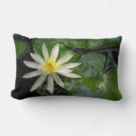 White Vatten Lily | Bild av Grönt Lily Dynors Lumbarkudde