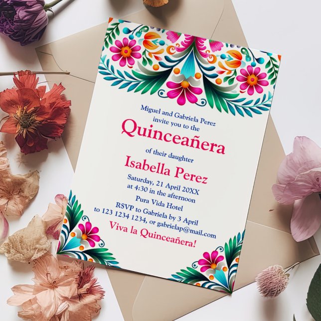 White Vibrant Blommigt Quinceanera Mexican Fiesta Inbjudningar (White Vibrant Floral Quinceanera Mexican Fiesta Invitation on a boho table with colorful flowers.)