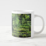 White Waterlilies av Claude Monet, Vintage Art Jumbo Mugg<br><div class="desc">White Waterlilies (1899) av Claude Monet är en vintage imponerande bra art blommigt naturmålning. Det är en av många variationer i vatten och japanska fotbollsmålningar som Monet målade upp i sin blomsterträdgård vår i Giverny, Frankrike. En fotgängarbro över en damm i grönt. Om konstnären: Claude Monet (1840-1926) var en av...</div>
