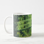 White Waterlilies av Claude Monet, Vintage Art Kaffemugg<br><div class="desc">White Waterlilies (1899) av Claude Monet är en vintage imponerande naturmålning för bra konst blommigt. Det är en av många variationer i vatten lilies och japanska gångbrosmålningar som Monet målade i sin blomsterträdgård i vår under säsongen i Giverny, Frankrike. En fotgängarbro över en damm i grönt toner. Om konstnären: Claude...</div>