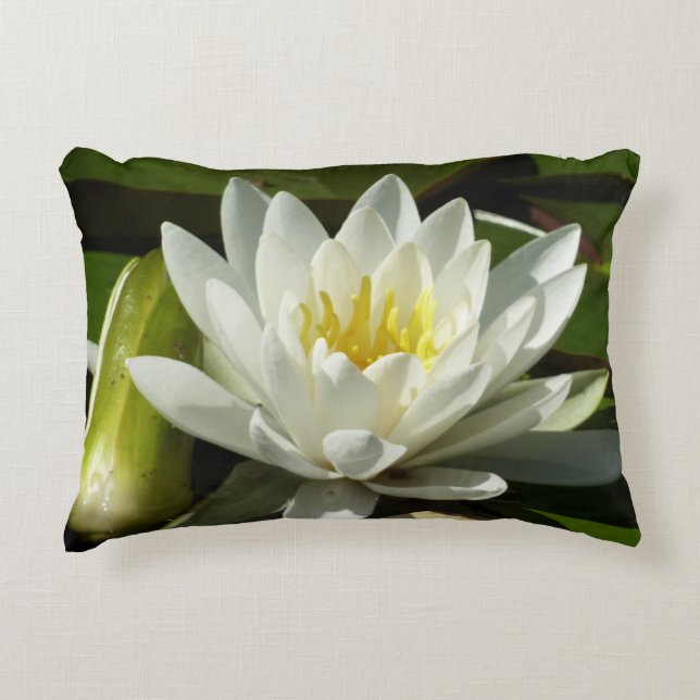 White Waterlily and Bud Blommigt Prydnadskudde (Framsidan)