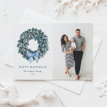 White Winterberry Wandeandan Lycklig Hanukkah Phot Helg Vykort<br><div class="desc">Lycklig Hanukkah! Skicka Hanukkah önskemål till familj och vänner med detta gigantiska vykort. Den har vattenfärgsvit vinbär och krans av boxwood med ett blått band. Anpassa genom att lägga till hälsning,  foton,  namn,  adress och meddelande. Vinterberryns vykort finns i andra kartonger.</div>