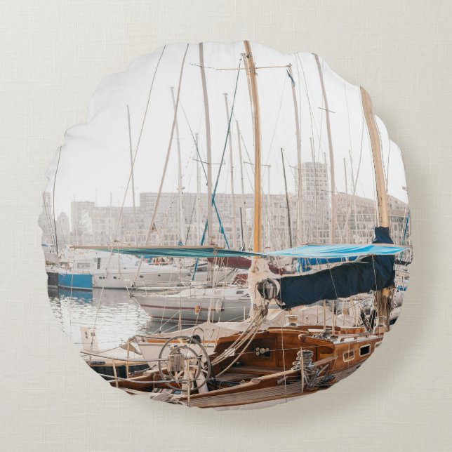 WHITE YACHT PÅ BAY RUND KUDDE (Framsidan)