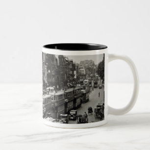 Whitechapel kickgata, London, c.1930 Två-Tonad Mugg