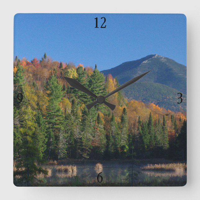 Whiteface Mountain över Little Cherrypatch Pond Fyrkantig Klocka (Framsida)