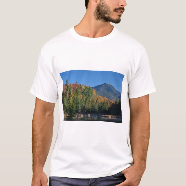 Whiteface Mountain över Little Cherrypatch Pond T-shirt (Framsida)