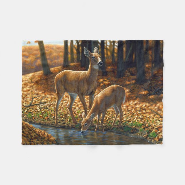 Whitetail Doe and Fawn Drinking från en ström Fleecefilt (Framsidan (Horisontell))