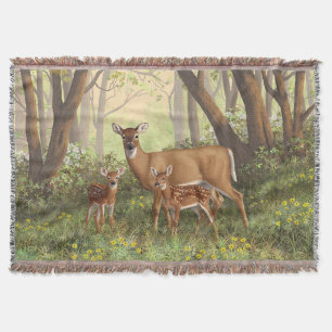 Whitetail Hjort och Cute Twin Fawns i Vår Filt