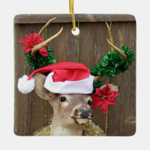 Whitetailhjort i den Santa hatten & julgirland Julgransprydnad Keramik
