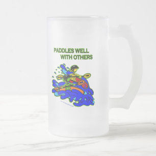Whitewater paddlar väl med andra frostat ölglas