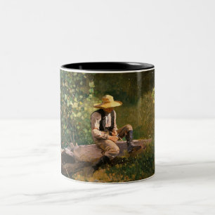 Whittling Boy (av Winslow Homer) Två-Tonad Mugg