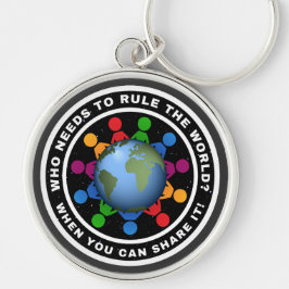 Who needs to rule the world? When you can share it Rund Silverfärgad Nyckelring