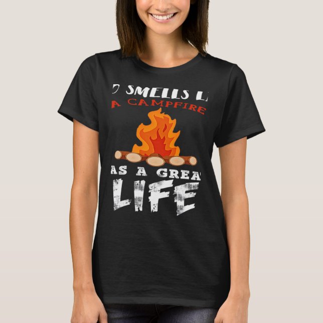 Who Smells Like A Campfire Has A Great Life T Shirt (Framsida)