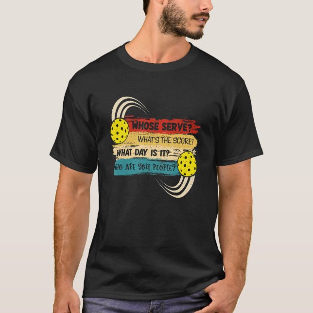 Whose Serve Whats the Score What Day Pickleball Pl T Shirt (Framsida)