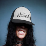 Wicked Halloween Funny Witch Keps<br><div class="desc">Släpp din "Wicked"-sida i Halloween och gör en förhäxning i påstående. Det är en tvångsäck för spooky-säsong,  perfekt för tricks och behandlingar. Ta den här häxkonstruktörinspirerade designen och gör Halloween till en vriden roligt!</div>