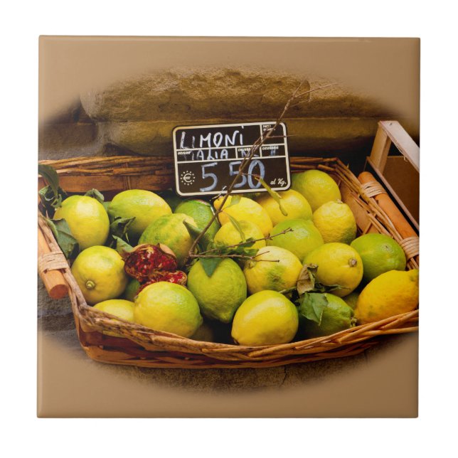 Wicker Basket i italienska citroner på marknaden Kakelplatta (Framsidan)