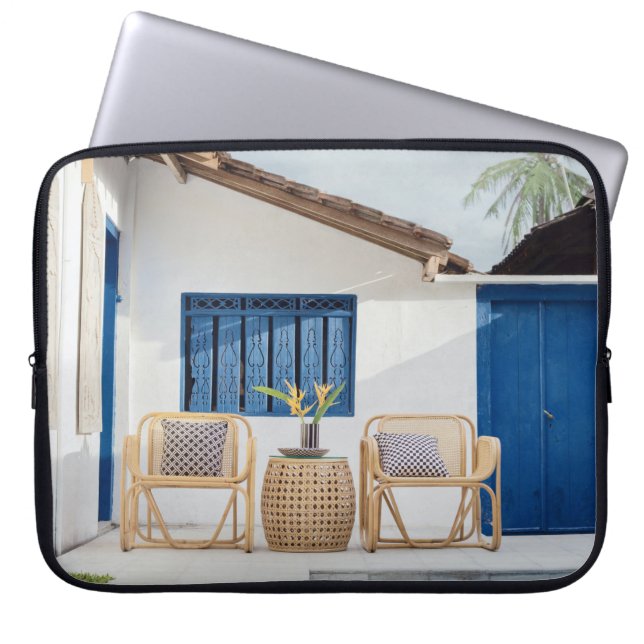 Wicker bord och två stolar nära simning bassäng laptop fodral (Framsidan)