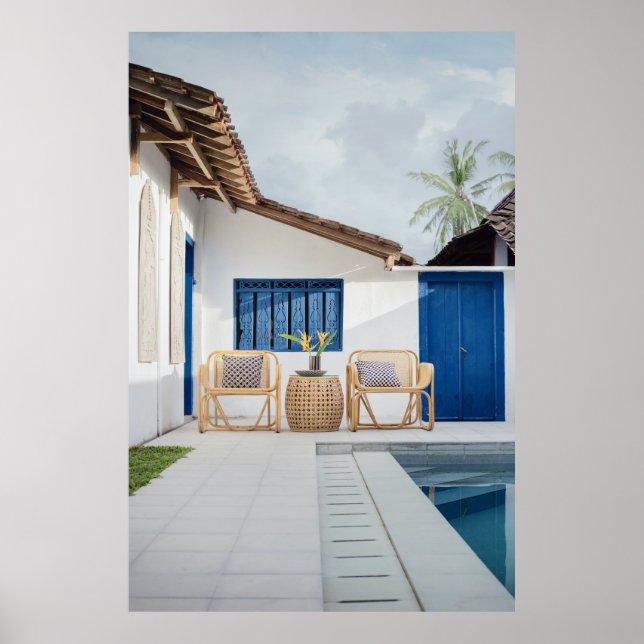 Wicker bord och två stolar nära simning bassäng poster (Framsidan)