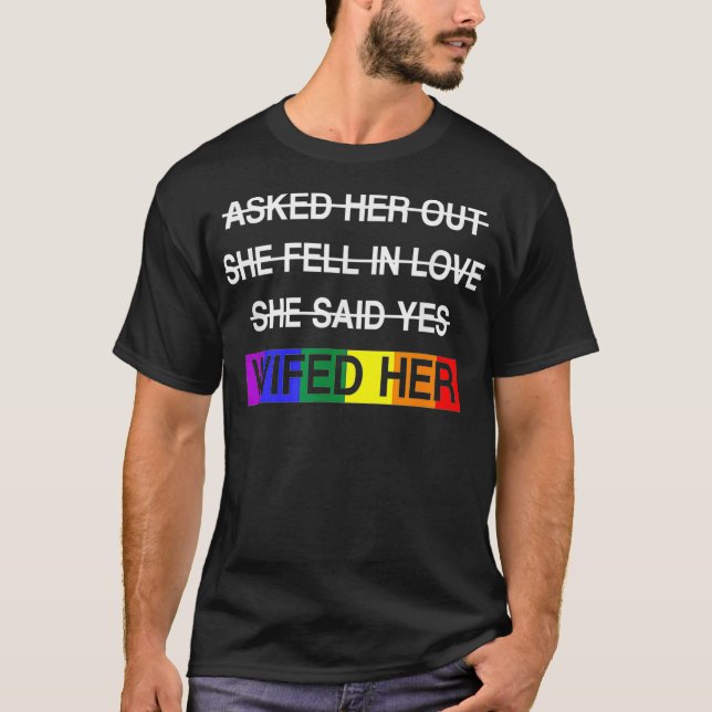 Wided her LGBTQ Romantic Lesbisk Par Bröllop D T Shirt (Framsida)